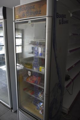 un réfrigérateur contenant beaucoup de nourriture