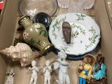 une boîte remplie d'objets assortis posée sur une table