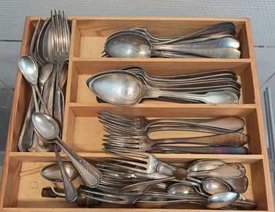 plusieurs cuillères et cuillères à soupe dans une boîte en bois