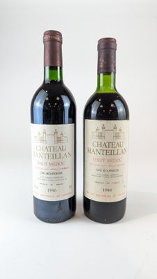 deux bouteilles de vin posées l'une à côté de l'autre sur une surface blanche
