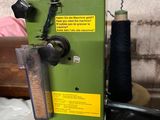 une machine verte posée sur une table