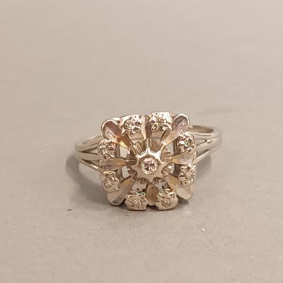 Bague en or blanc 18K (750), corbeille carrée griffée de pet… - Photo 1