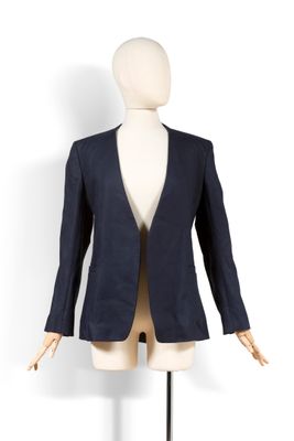 un gros plan d'un mannequin vêtu d'un costume, posé sur un socle