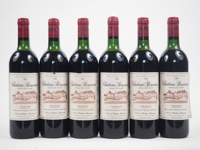six bouteilles de vin rouge sont alignées