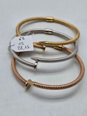 trois bracelets de couleurs différentes, accompagnés d'une étiquette de prix