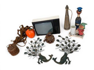 de nombreux objets posés sur une surface blanche