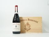 une bouteille de vin posée à côté d'une caisse en bois