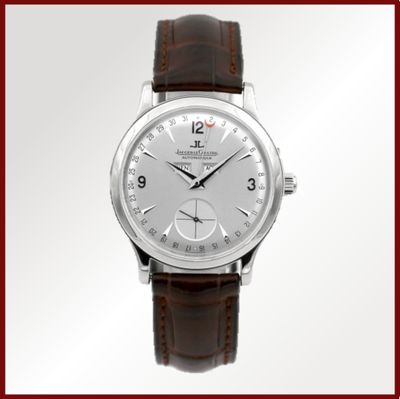 un gros plan d'une montre au cadran blanc et au bracelet en cuir marron
