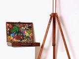 un tableau posé sur un chevalet à côté d'un tableau accroché au mur