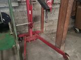 une machine rouge qui se trouve dans un garage
