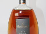 une image d'une bouteille de « Henney's Fine Cognac »