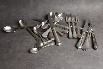 beaucoup de cuillères et de fourchettes sur la table