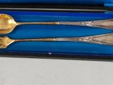 deux fourchettes et une cuillère dans un étui bleu