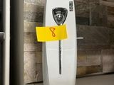 un téléphone sur lequel est collé un autocollant jaune, posé sur un comptoir