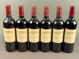 six bouteilles de vin sont alignées sur une table