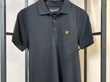 un polo noir suspendu à un cintre dans un magasin de vêtements