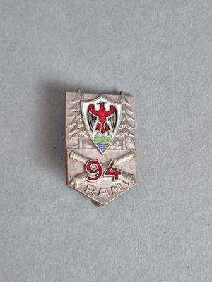 un gros plan d'un insigne posé sur une table, sur fond blanc