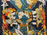 une image représentant un tissu coloré orné d'oiseaux et de fleurs