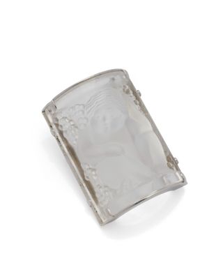 une image représentant une bague en argent sur laquelle figure le portrait d'une femme