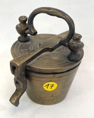 Pile de bois en bronze, couvercle marqué 4 U 7 Hauteur : 9cm