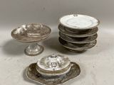 un grand nombre d'assiettes posées sur une table