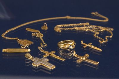 beaucoup de bijoux en or sur une surface noire