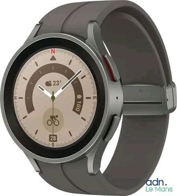 une image d'un gros plan d'une montre-bracelet sur un fond blanc