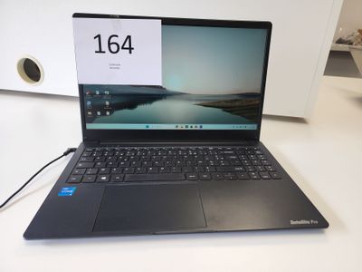 L'ordinateur portable est posé sur la table, avec une étiquette de prix dessus.