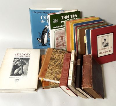plusieurs livres sont empilés sur une table