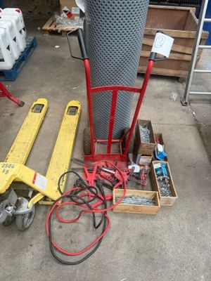 un diable rouge posé à côté d'un diable jaune