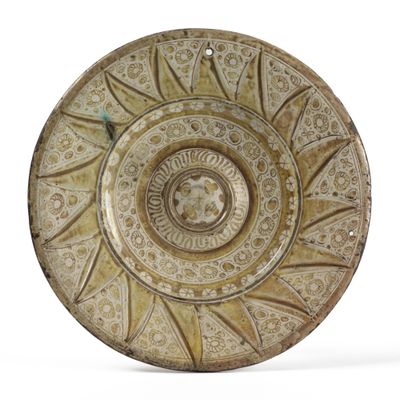 une assiette sur laquelle figure un motif circulaire