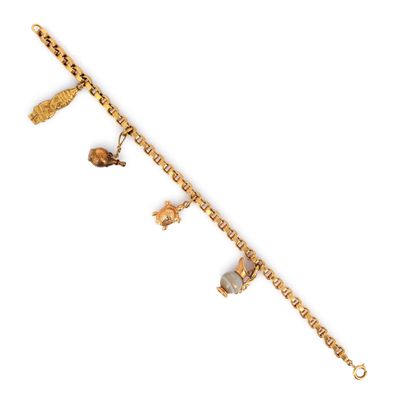 une image représentant un bracelet en or orné de breloques, sur fond blanc
