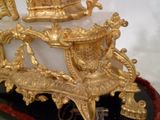 une horloge en or posée sur une table noire
