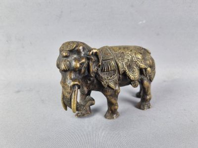 figurine en laiton représentant un éléphant avec une selle sur le dos