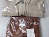 trois vêtements sont emballés dans des sacs en plastique sur une table