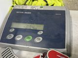 quelqu'un utilise un tensiomètre pour surveiller sa tension artérielle