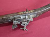une arme très ancienne exposée sur une table