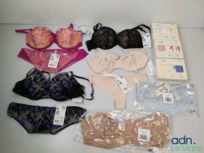 beaucoup de soutiens-gorge et de sous-vêtements posés sur la table