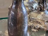 deux vases en argent posés sur une table en verre