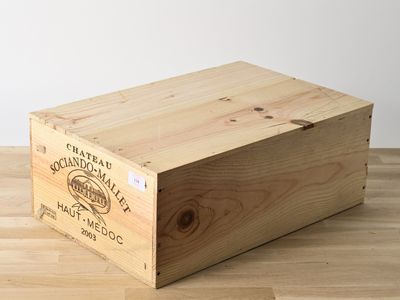 une caisse en bois posée sur un parquet