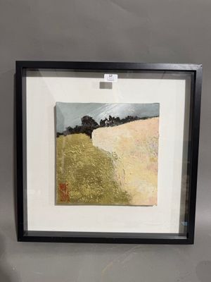 un tableau accroché au mur d'une pièce, dans un cadre noir