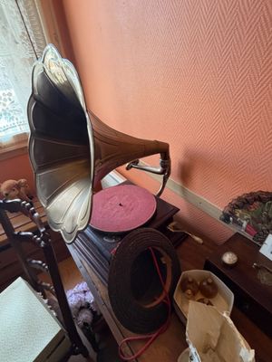 une table en bois sur laquelle se trouvent un tourne-disque et d'autres objets