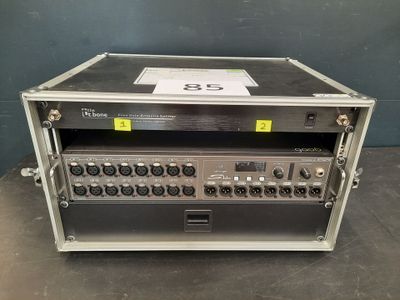 un gros plan d'un rack contenant tout un tas d'appareils électroniques