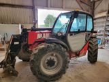 un tracteur garé à l'intérieur d'un bâtiment
