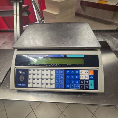 une image d'une balance sur une table dans une cuisine