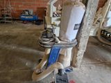 une machine sur laquelle est posé un sac