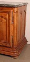 Buffet de chasse en chêne clair mouluré et sculpté de motifs… (photo 3)