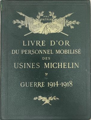 un vieux livre orné de lettres dorées, posé sur une table
