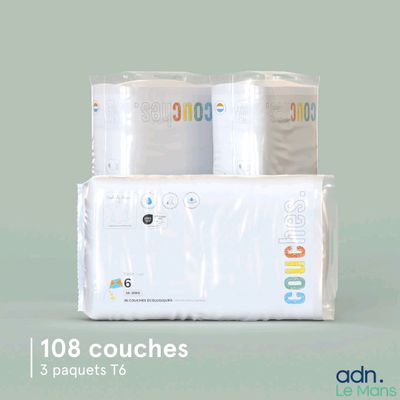 trois paquets de couches pour bébé empilés les uns sur les autres