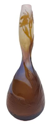 un vase sur lequel figure l'image d'un oiseau